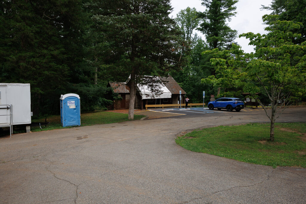 Hacklebarney State Park - Photo of bathrooms and main building